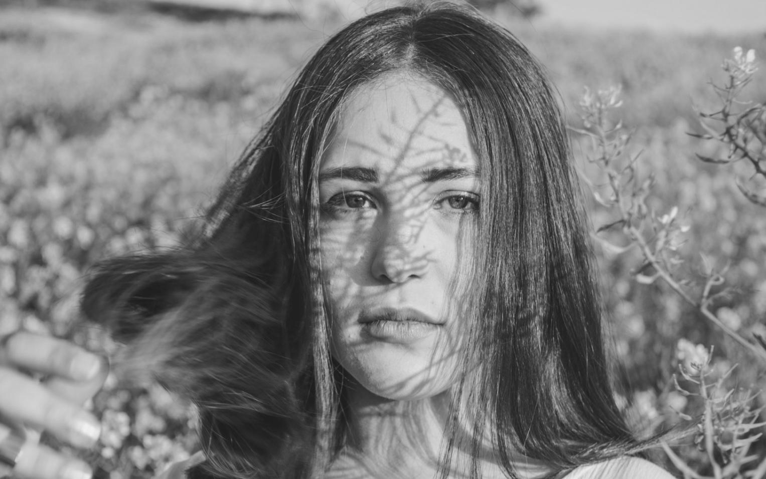 Postazione makeup professionale con prodotti e strumenti organizzati per la formazione